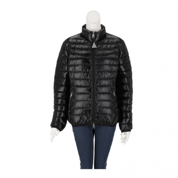 Яке жени MONCLER