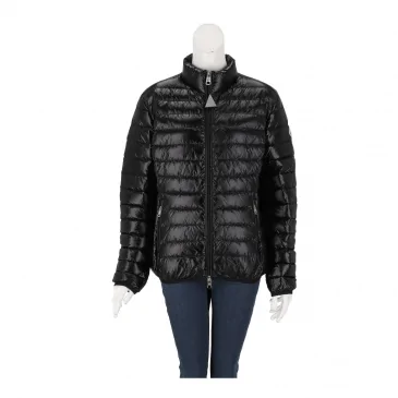 Яке жени MONCLER