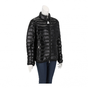 Яке жени MONCLER