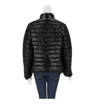 Яке жени MONCLER