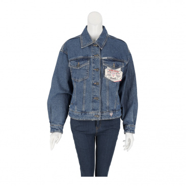 Яке жени GUESS