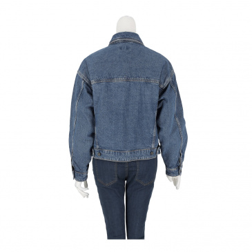 Яке жени GUESS