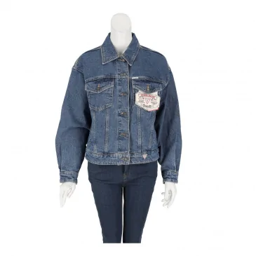 Яке жени GUESS