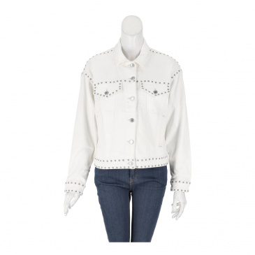 Яке жени GUESS