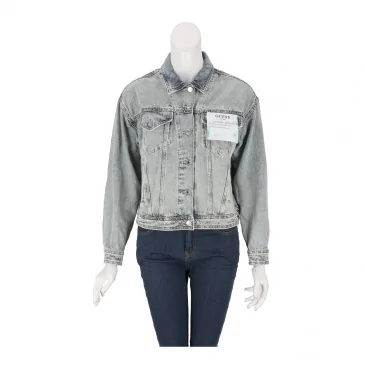 Яке жени GUESS