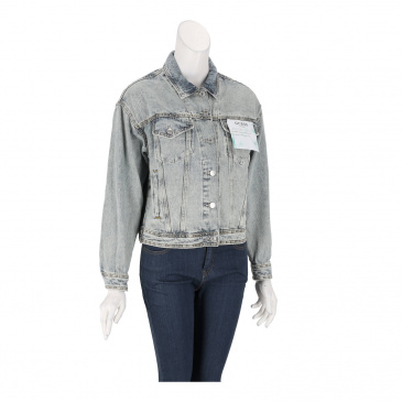 Яке жени GUESS