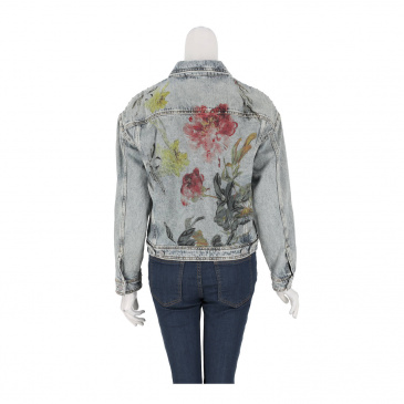 Яке жени GUESS