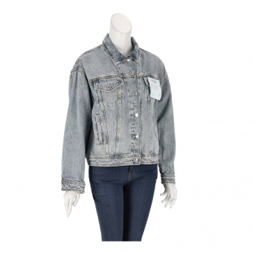 Яке жени GUESS