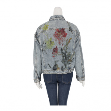 Яке жени GUESS