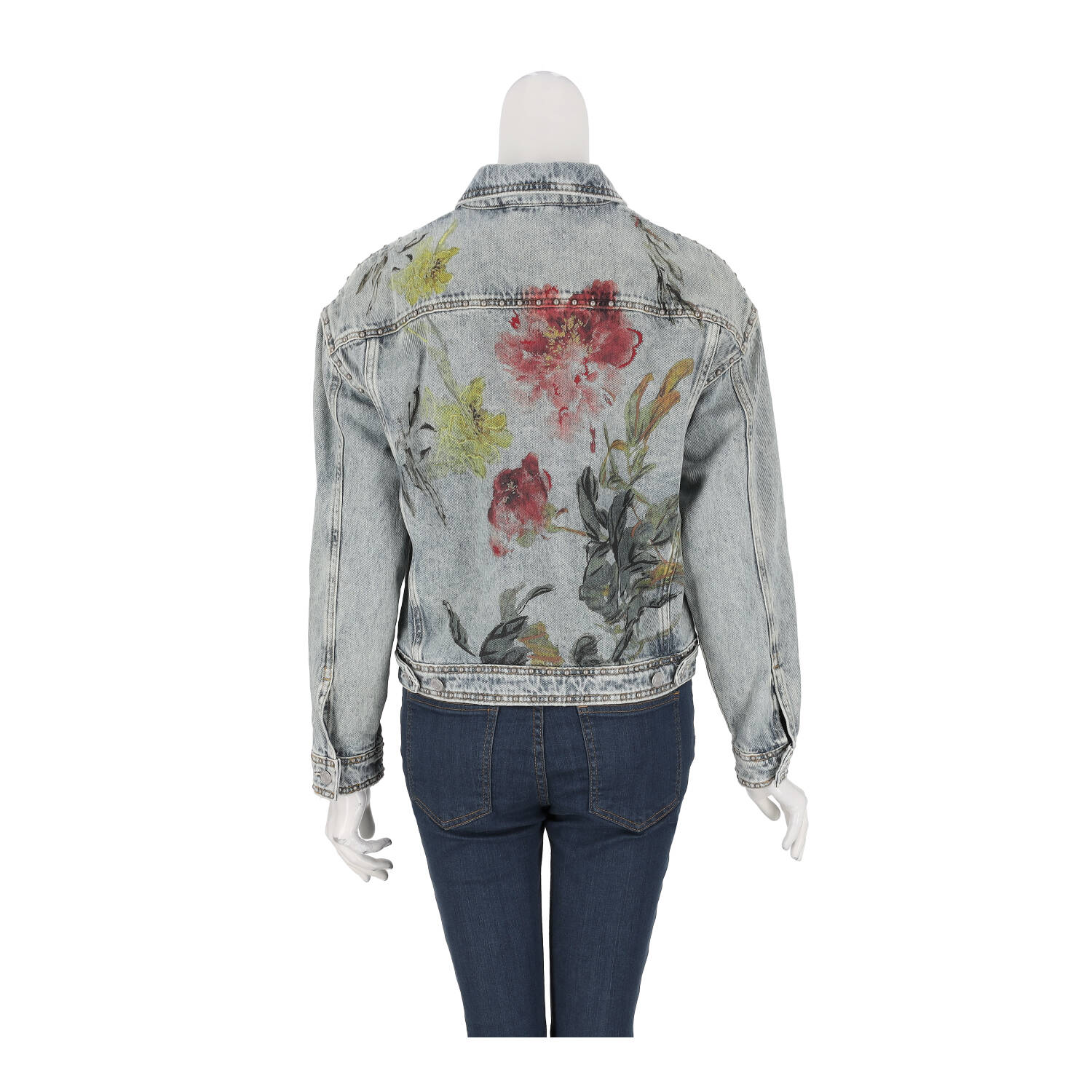 Яке жени GUESS